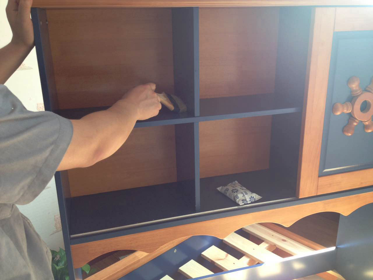 柜子隔檔縫隙刷子精細施工 柜子隔檔縫隙刷子精細施工