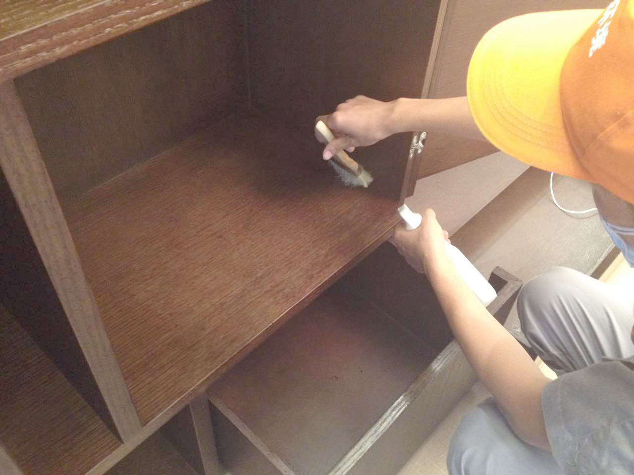 柜子接縫處刷子重點涂刷 柜子接縫處刷子重點涂刷