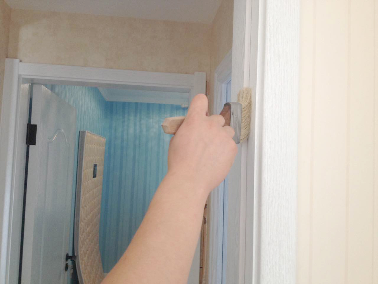 木門縫隙處涂刷精細施工 木門縫隙處涂刷精細施工