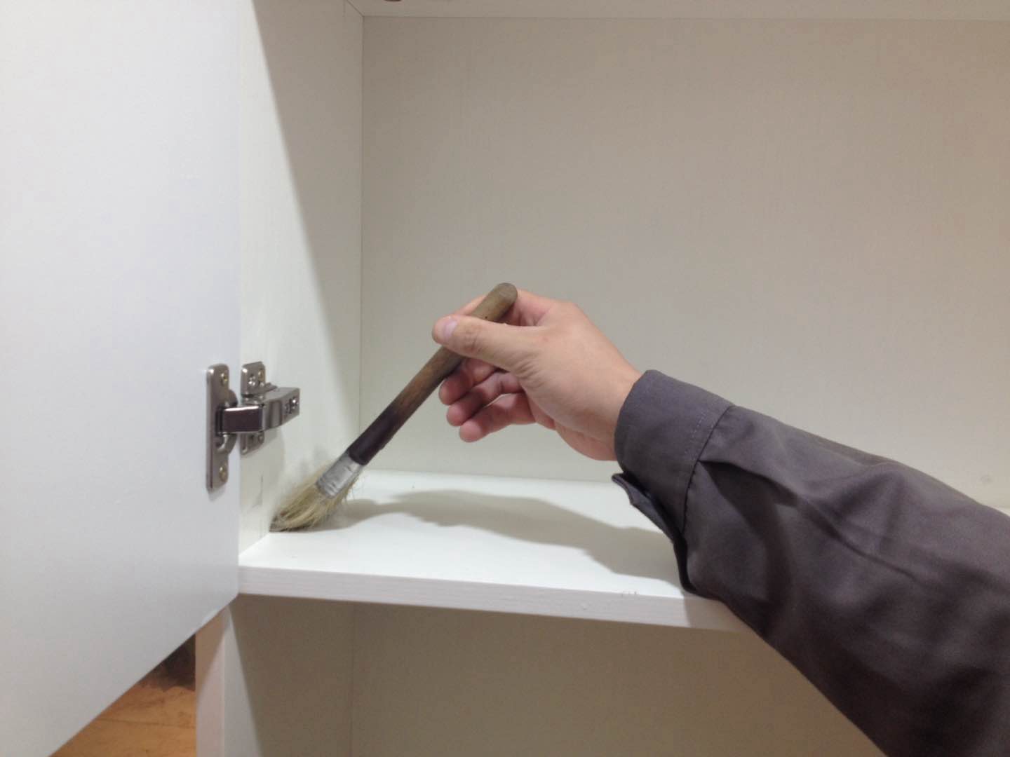 木柜接縫處刷子重點涂刷 木柜接縫處刷子重點涂刷