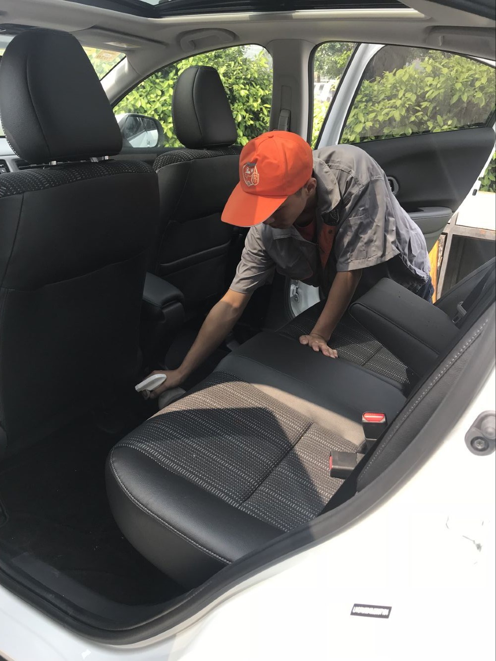 車(chē)內(nèi)桌椅腳墊全方位噴涂治理 車(chē)內(nèi)桌椅腳墊全方位噴涂治理