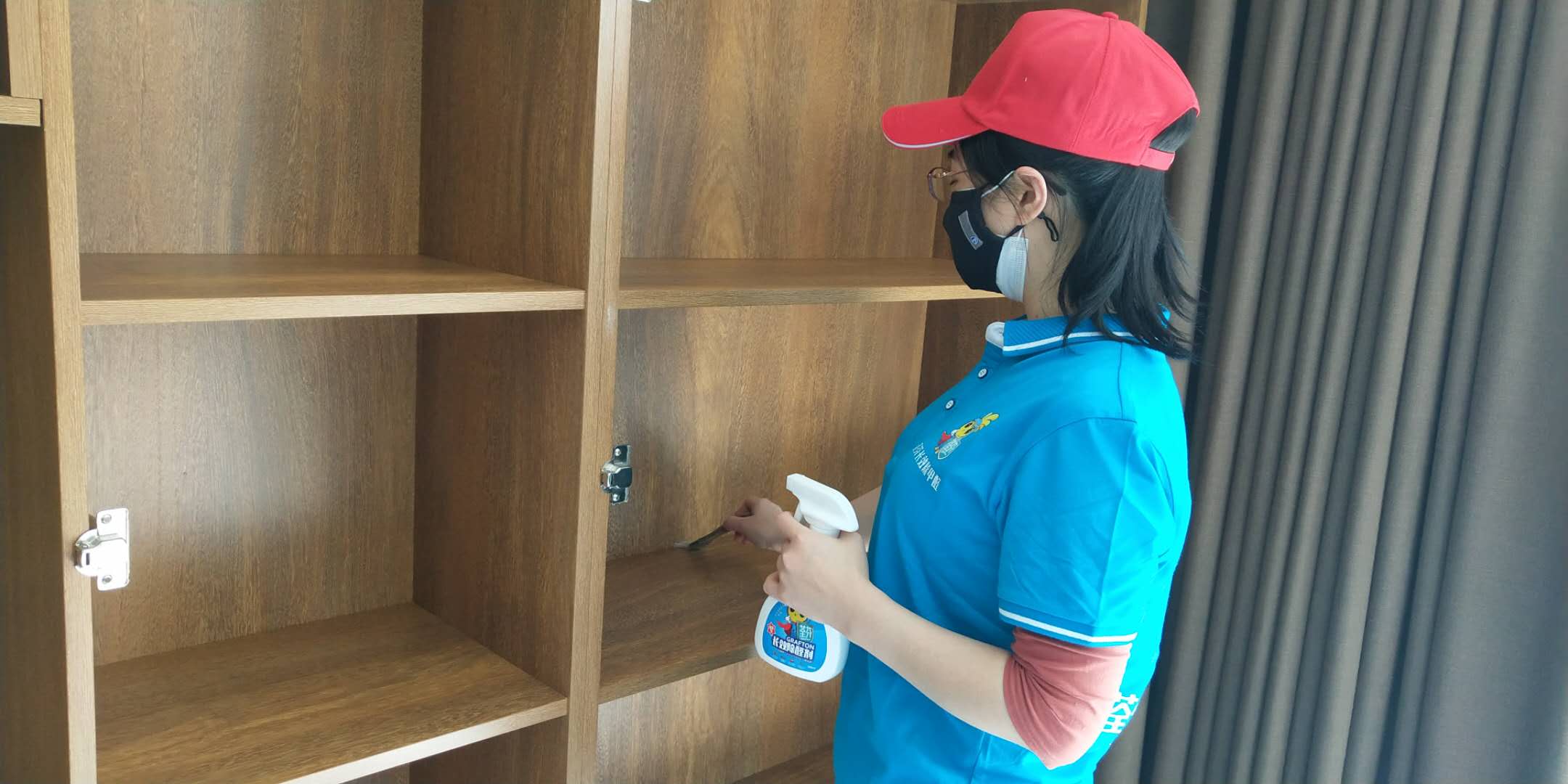 臥室柜子接縫刷子精細化施工治理 臥室柜子接縫刷子精細化施工治理