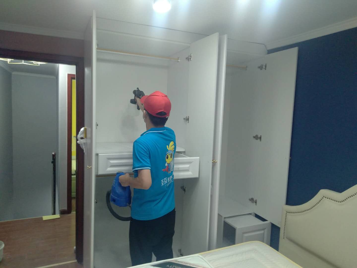 臥室衣柜全方位噴涂施工治理甲醛 臥室衣柜全方位噴涂施工治理甲醛