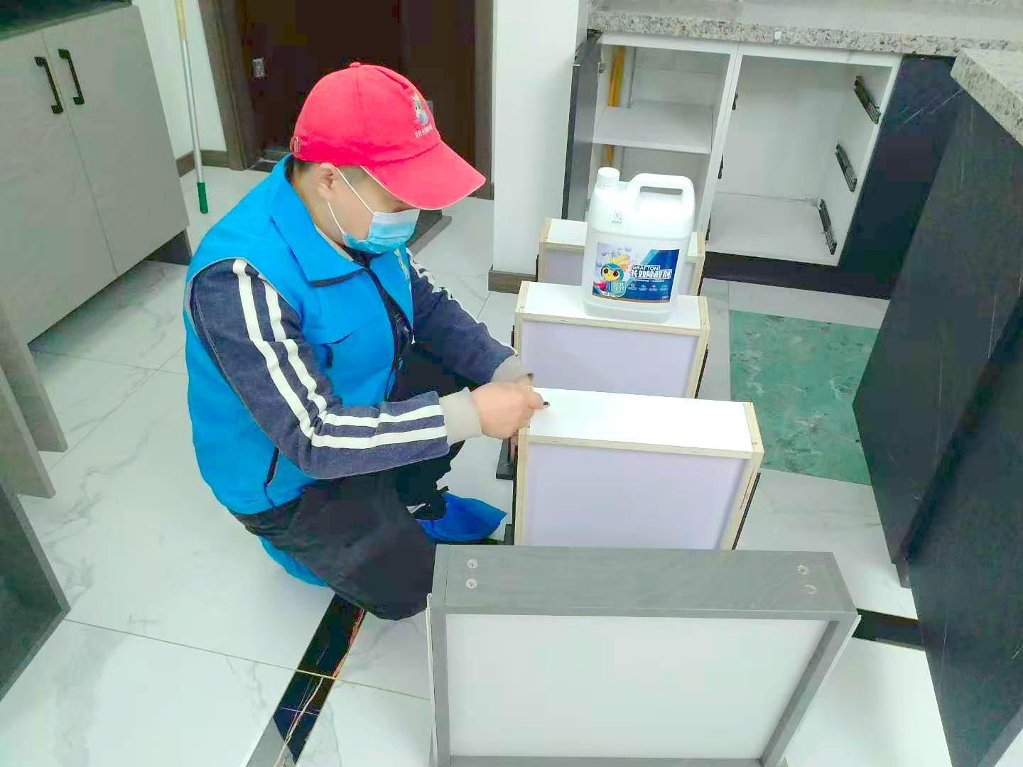 木柜抽屜重點污染源刷子精細化施工 木柜抽屜重點污染源刷子精細化施工