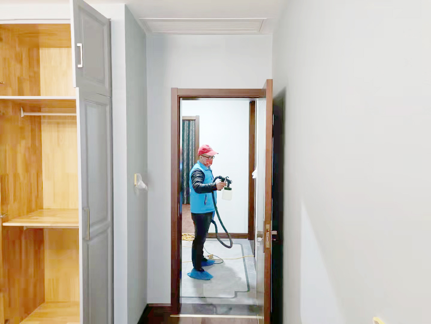 客餐廳過道墻面噴槍施工治理 客餐廳過道墻面噴槍施工治理