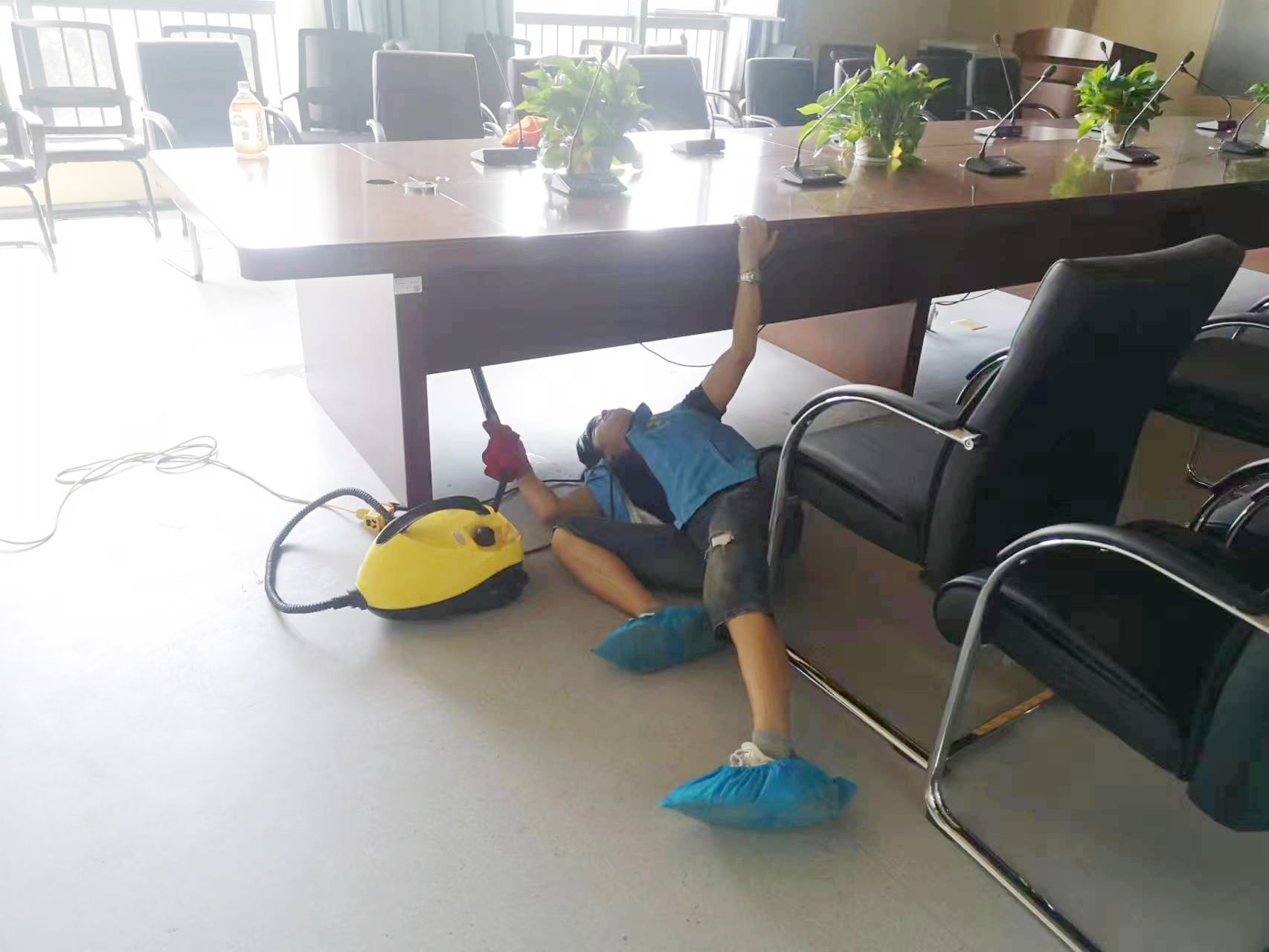 會(huì)議室桌下噴槍施工治理甲醛 會(huì)議室桌下噴槍施工治理甲醛