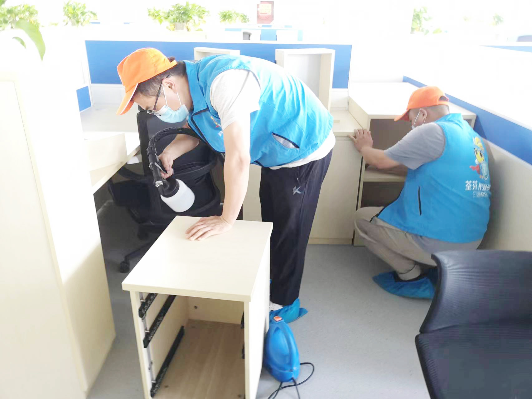 學(xué)校辦公桌椅噴槍施工治理 學(xué)校辦公桌椅噴槍施工治理